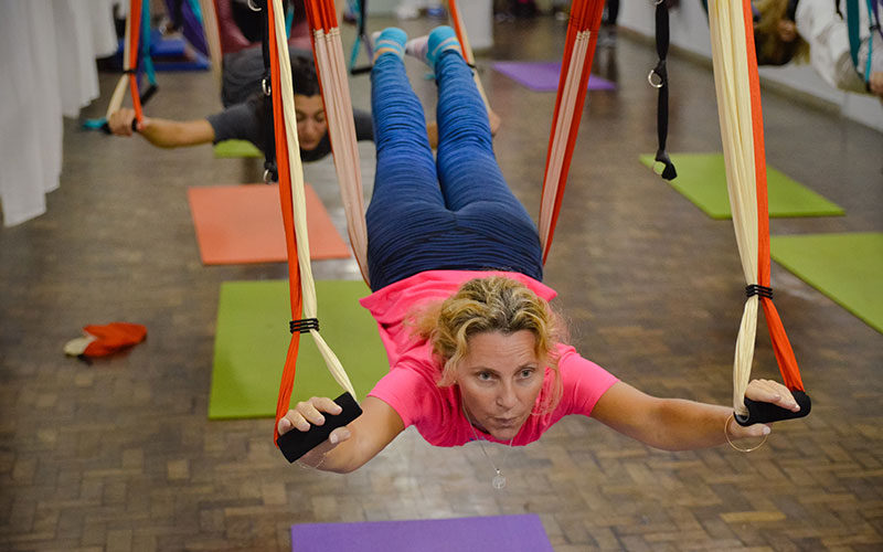 Yoga aéreo en la Sede Estudiantes de La Plata