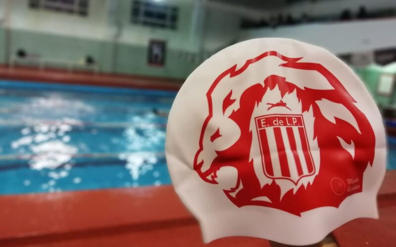 El equipo de Natación con nueva gorra Estudiantes de La Plata
