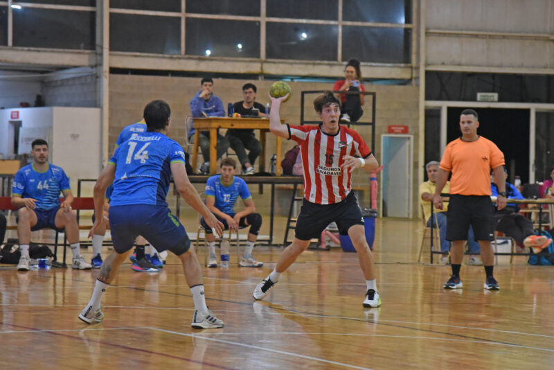 Tomás Solé en acción ante San Fernando.