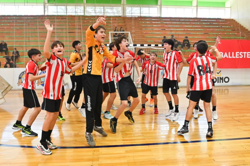 El festejo de los chicos al consagrarse en el Torneo Nacional de Handball.